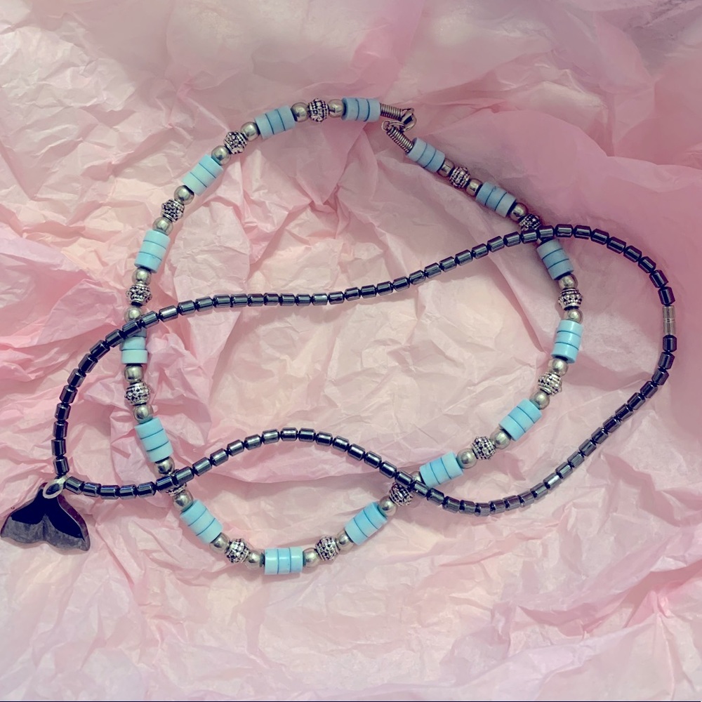 Lot of 2️⃣ necklaces Hematite whale tail & shell